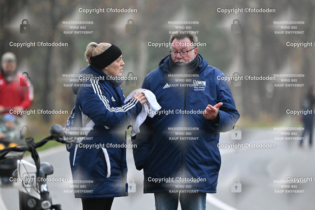 DSC_5480 | Anne Bents / Blomberg bekommt den Zwischenstand der Holz Gruppe von Ihrem Vater Helmut Bents mitgeteilt