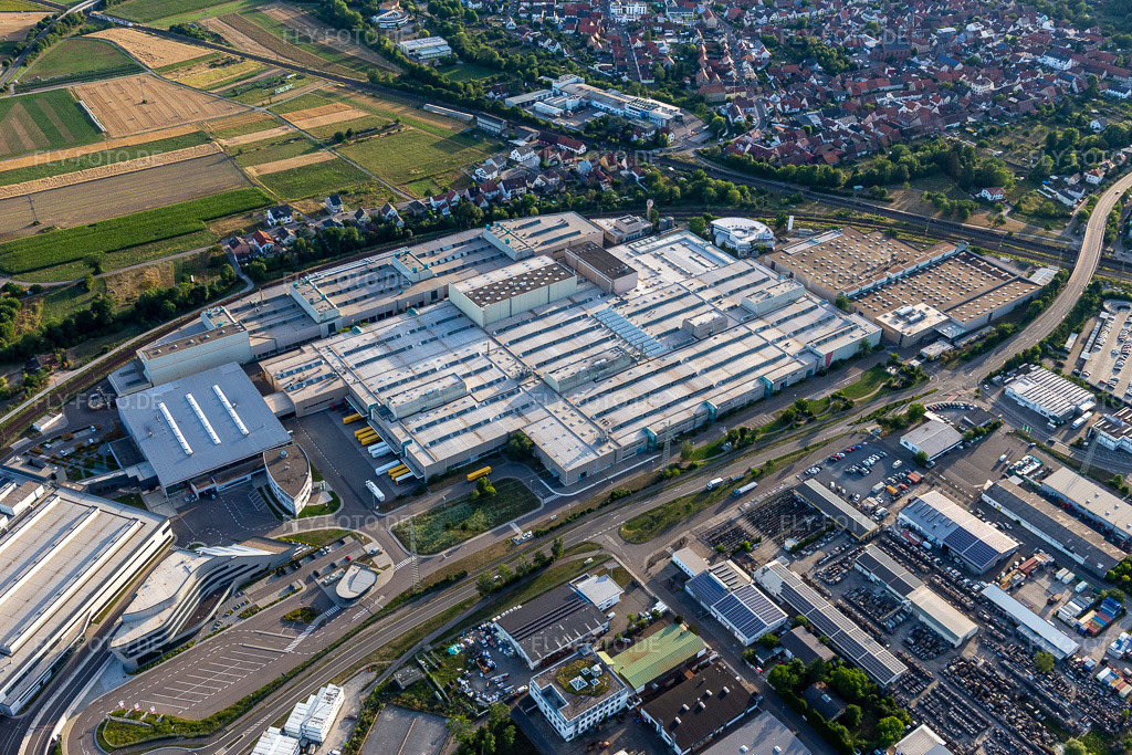 Luftbild: SEW-EURODRIVE GmbH & Co KG – Fertigungswerk und SCC Mechanik/Mechatronik im Ortsteil Graben in Graben-Neudorf im Bundesland Baden-Württemberg in Deutschland. Foto: IMG_133450.jpg vom 12.07.2022 durch Werner Riehm/FLY-FOTO.deWWW.SEW-EURODRIVE.DE