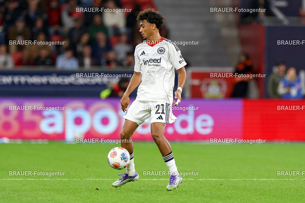 Bayer 04 Leverkusen vs Eintracht Frankfurt - Bundesliga  | Leverkusen, Deutschland, 12.09.25:   Nathaniel Brown (Eintracht Frankfurt) in Aktion am Ball, Einzelaktion waehrend des Spiels der Bundesliga zwischen  Bayer 04 Leverkusen vs Eintracht Frankfurt in der BayArena(Foto von Brauer-Fotoagentur / Adrian Schlueter)