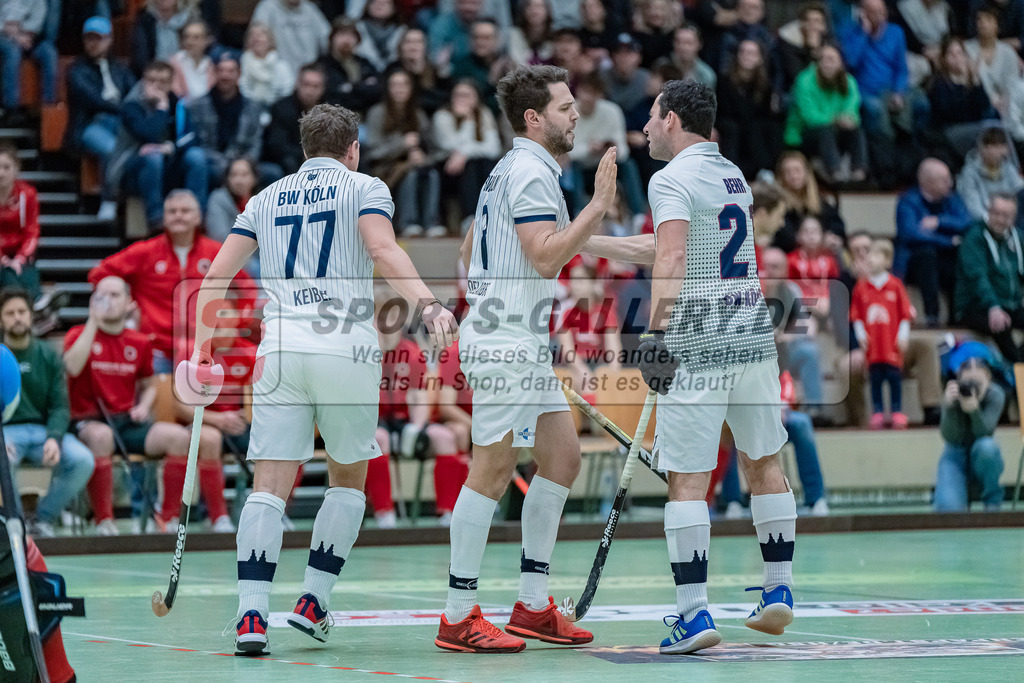 HK_20231216_107413 | 1. Bundesliga Herren  Crefelder HTC - Blau Weiß Köln am 16.12.2023 Sporthalle Glockenspitz, Krefeld , Julien Keibel ( Blau Weiß Köln #77 ) , Joshua Delarber ( Blau Weiß Köln #8 ) , Sebastian Behr ( Blau Weiß Köln #21 )