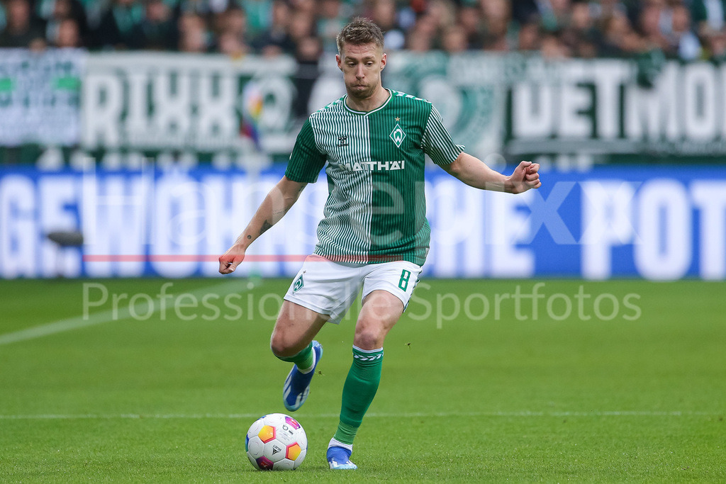 Fussball, Bundesliga, SV Werder Bremen - 1. FC Union Berlin | v.li.: Mitchell Weiser (SV Werder Bremen, 8) am Ball, Freisteller, Einzelbild, Ganzkörper, Aktion, Action, Spielszene, DIE DFL-RICHTLINIEN UNTERSAGEN JEGLICHE NUTZUNG VON FOTOS ALS SEQUENZBILDER UND/ODER VIDEOÄHNLICHE FOTOSTRECKEN. DFL REGULATIONS PROHIBIT ANY USE OF PHOTOGRAPHS AS IMAGE SEQUENCES AND/OR QUASI-VIDEO.