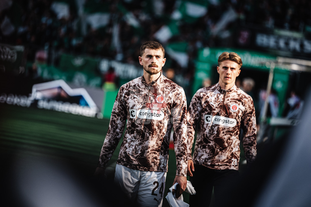 Fußball | Männer | Saison 2025/2026 | 1. Fußball-Bundesliga | 6. Spieltag | SV Werder Bremen vs. FC St. Pauli | 04.10.2025 | Connor Metcalfe (#24, FC St. Pauli) läuft ins Stadion ein