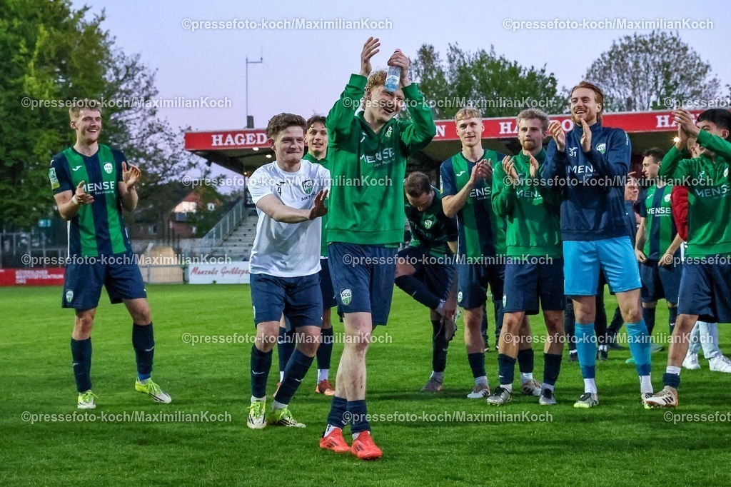 xKWIx24042601061 | 2026.04.24, xkwix, Fußball, Regionalliga West, FC Gütersloh -  Sportfreunde Lotte, Heidewaldstadion, 31.Spieltag, Saison 2025 / 2026: Niklas Frese (FC Gütersloh #35) klatscht nach Abpfiff zu den Fans DFB regulations prohibit any use of photographs as image sequences and or quasi-video. Photo: xKamilxWilkowskixPressefotoKochx