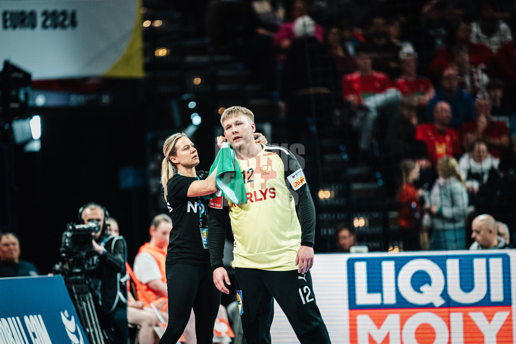 Handball | Herren | EHF EURO 2024 | European Championshop Men 2024 Final Tournament | Norwegen vs. Dänemark | 21.01.2024 | Emil Nielsen (#12, , Dänemark, DEN) wird am Ohr behandelt