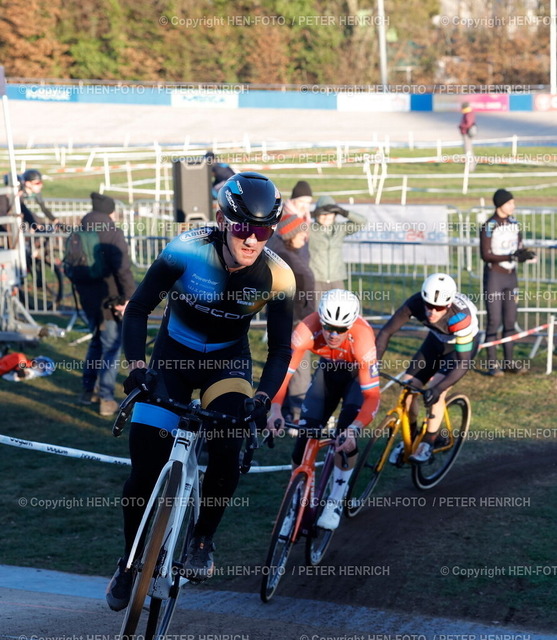 Cyclocross Rennen | 28.12.2025 Radsport Darmstädter Crossrennen an der Radrennbahn hier Rennen Junioren U19 und Elite Männer hier Startnummer 20 Cyclocross Weltmeister Sascha Starker SSG Bensheim (Foto: Peter Henrich) - Realisiert mit Pictrs.com