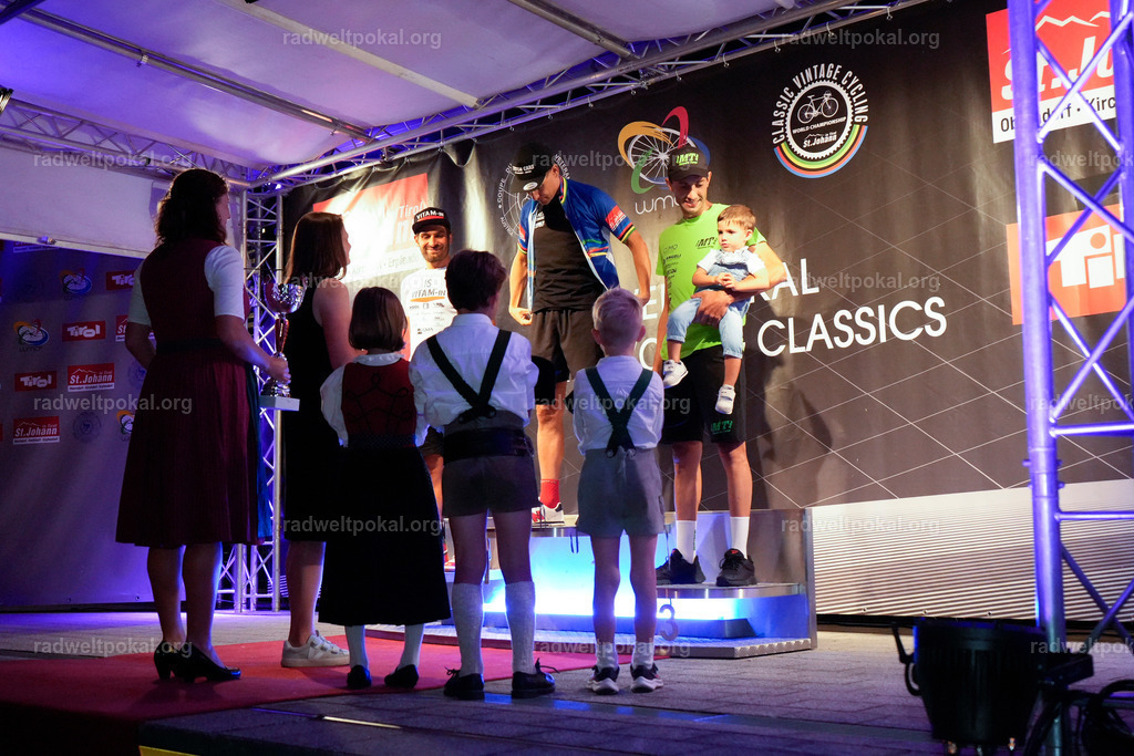 1395_20230817_Bewerb_Maenner_Muehlanger | AUT - OESTERREICH, 2023-08-16: SPORT RENNRAD-FAHREN - 55. INTERNATIONALER RADWELTPOKAL IN ST. JOHANN IN TIROL  - Vintage-Radrennen mit WM-Bronze-Medaillen-Siegerin Christina Schweinberger, den Teilnehmer und Alexander Baumann (vom Orginastions-Team) - TAG 2 BEWERB MAENNER IN SECHS GRUPPEN  ; Foto: Roland Muehlanger