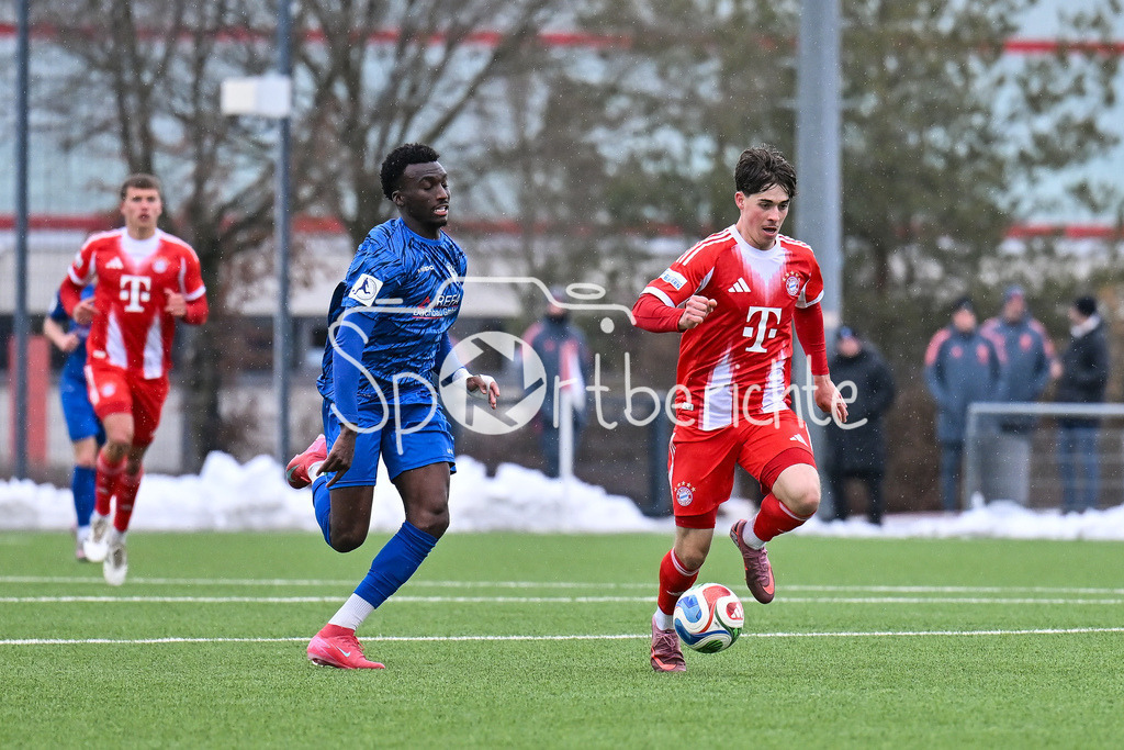 FC Bayern Amateure - SGV Freiberg Fussball | MUNICH, GERMANY - 29. JANUARY: im Duell Abou Dramane BALLO (SGV Freiberg 27) und Maximilian SCHUHBAUER (FC Bayern München II 7) während dem Testspiel zwischen den Amateuren des FC Bayern und dem SGV Freiberg Fussball am FC Bayern Campus
