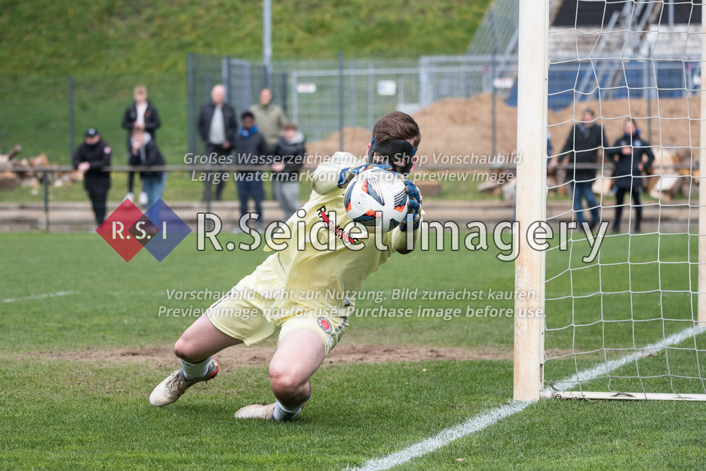 Fußball, Saison 2022/23, Sonderspielrunde U19-Bundesliga, Hamburger SV - FC St. Pauli, Trainingsplatz am Volksparkstadion (Hamburg), 15.04.2023, 3. Spieltag | Kevin Julian Jendrzej (#1, Pauli, Torwart) blockt den Torschuss ab.