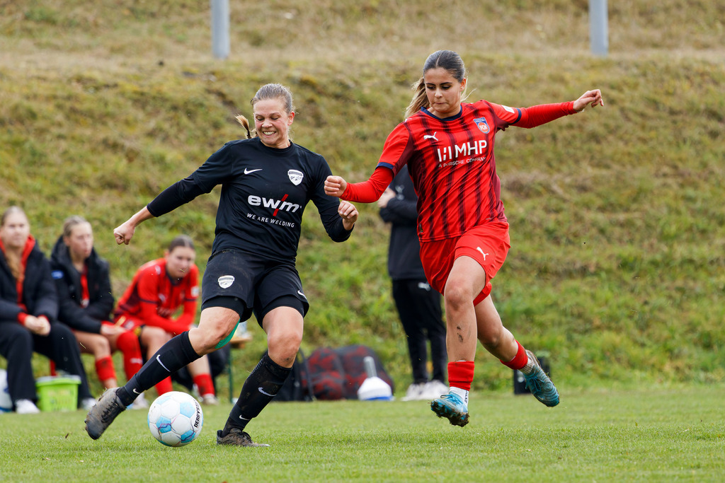 HOHFCH_251109_8393 | 1.FC Heidenheim 1846 II vs. GAST, Fußball, Frauen, Bezirksliga, 2025/2026, X. Spieltag, 03.10.2025 in Heidenheim, Kunstrasen b. Voith-Arena West(Foto: Michael Bulling) - Realisiert mit Pictrs.com