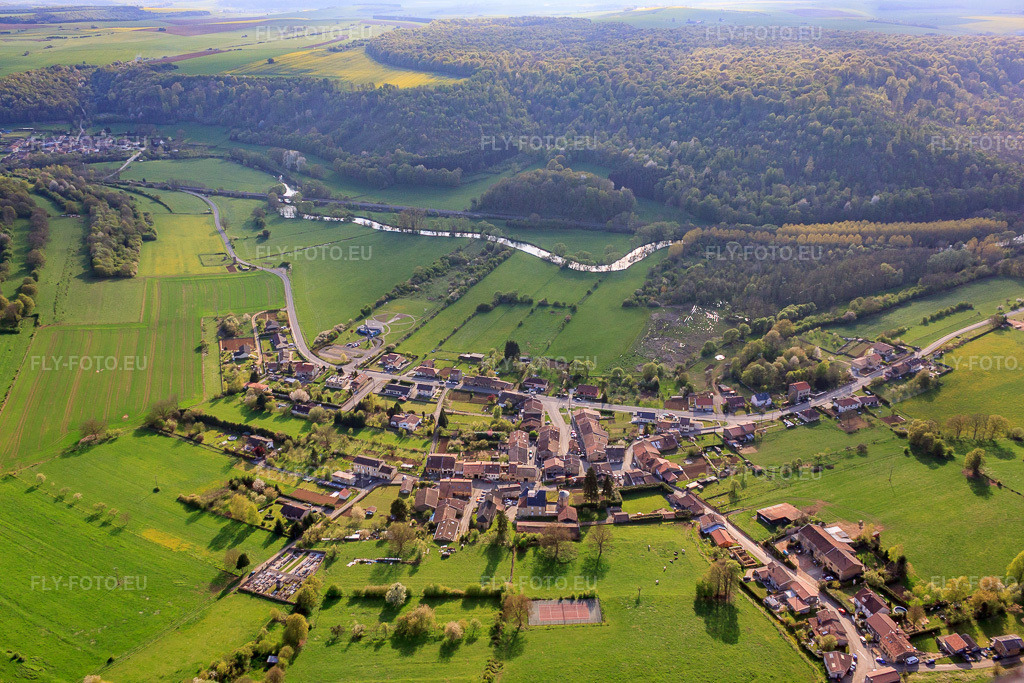 Vue aérienne: Vue du village de ce côté du Chiers à Villette dans le département Meurthe et Moselle, France – .Photo: IMG_39743.jpg prise le 16/04/2011 par Werner Riehm/FLY-FOTO.eu – Résolution de l'original: 4752 x 3168 px
