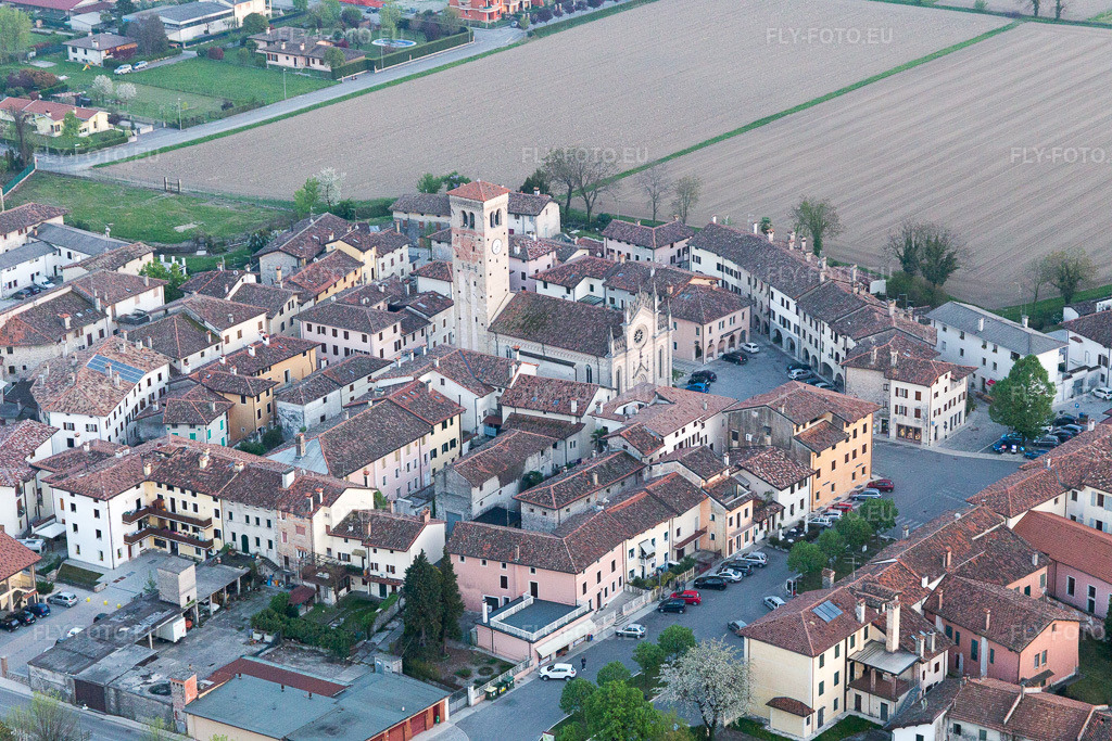 Vue aérienne: Vue de la ville à Bando dans le département Frioul-Vénétie Julienne, Italie. Photo: IMG_099019.jpg prise le 08/04/2017 par Werner Riehm/FLY-FOTO.eu – Résolution de l'original: 5472 x 3648 px