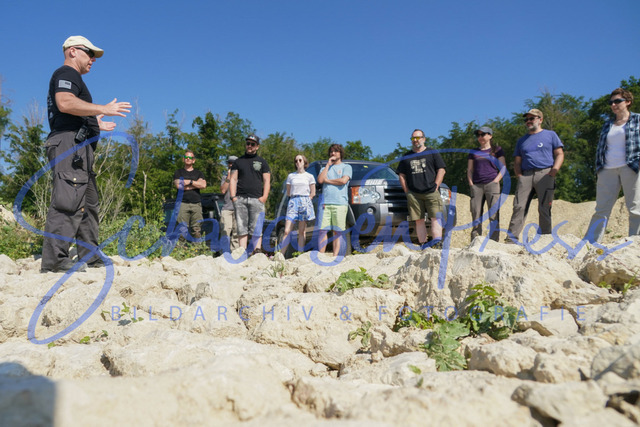 DSC08307 | Vierradfahrzeuge testen unterschiedliches Terrain - ueber Stock und Stein

Offroad Grundkurs im Steinbruch. Unterschiedliche Fahrgegebenheiten mit dem gelaendegaengigem Offroad-Fahrzeug. 

Deutschland, Geisingen, Steinbruch Meichle und Mohr, 10.06.2023