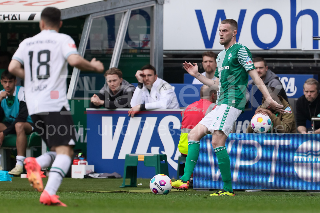 Fussball, Bundesliga, SV Werder Bremen - Borussia Mönchengladbach | v.li.: Marvin Ducksch (SV Werder Bremen, 7) am Ball, Einzelbild, Ganzkörper, Aktion, Action, Spielszene, DIE DFL-RICHTLINIEN UNTERSAGEN JEGLICHE NUTZUNG VON FOTOS ALS SEQUENZBILDER UND/ODER VIDEOÄHNLICHE FOTOSTRECKEN. DFL REGULATIONS PROHIBIT ANY USE OF PHOTOGRAPHS AS IMAGE SEQUENCES AND/OR QUASI-VIDEO.