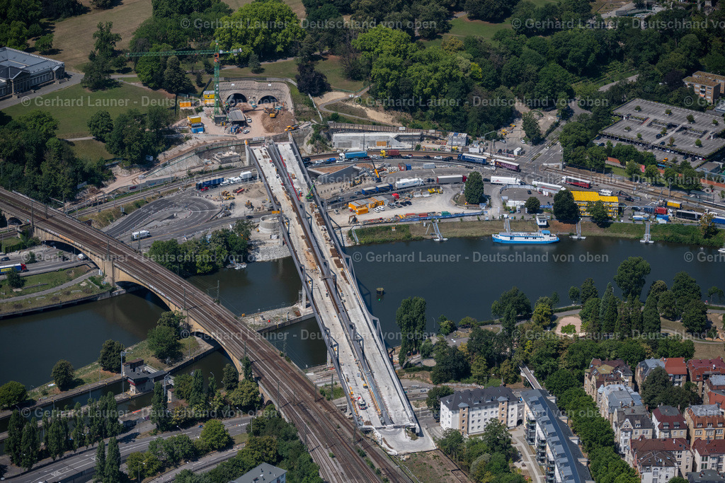 4034553 | STUTTGART 22.07.2020 Baustelle zum Neubau und der Montage des Eisenbahn- Brückenbauwerk " Neckarbrücke " zur Streckenführung der Bahn- Gleise über den Neckar im Rahmen des Teil des Projekts Stuttgart 21 am Rosensteintunnel im Ortsteil Bad Cannstatt in Stuttgart im Bundesland Baden-Württemberg, Deutschland. Weiterführende Informationen bei: Dreifeld Materialprüftechnik GmbH,  Feig Gerüstbau,  Hülskens Wasserbau GmbH &amp; Co. KG,  Max Bögl Bauservice GmbH und Co. KG,  sbp gmbh - schlaich bergermann und partner. // New construction of the railway bridge ueber den Neckar in the district Bad Cannstatt in Stuttgart in the state Baden-Wurttemberg, Germany. Further information at: Dreifeld Materialprueftechnik GmbH,  Feig Geruestbau,  Huelskens Wasserbau GmbH &amp; Co. KG,  Max Boegl Bauservice GmbH und Co. KG,  sbp gmbh - schlaich bergermann und partner. Foto: Gerhard Launer