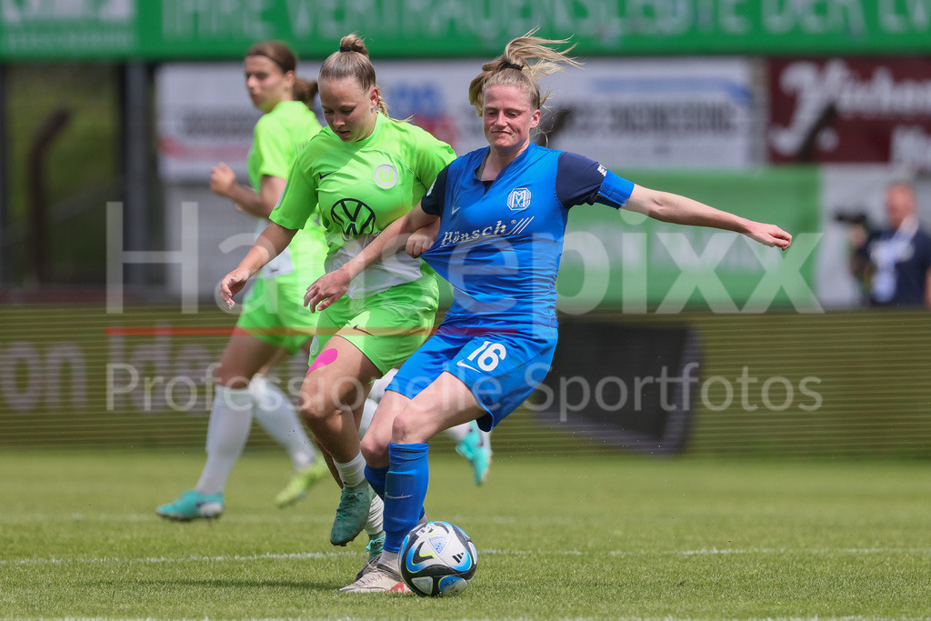 Fussball, 2. Frauen-Bundesliga, SV Meppen - VfL Wolfsburg II | v.li.: Anastasia Harting (VfL Wolfsburg II, 6) und Sarah Schulte (SV Meppen, 16) im Zweikampf, Duell, Dynamik, Aktion, Action, Spielszene, DIE DFB-RICHTLINIEN UNTERSAGEN JEGLICHE NUTZUNG VON FOTOS ALS SEQUENZBILDER UND/ODER VIDEOÄHNLICHE FOTOSTRECKEN. DFB REGULATIONS PROHIBIT ANY USE OF PHOTOGRAPHS AS IMAGE SEQUENCES AND/OR QUASI-VIDEO.