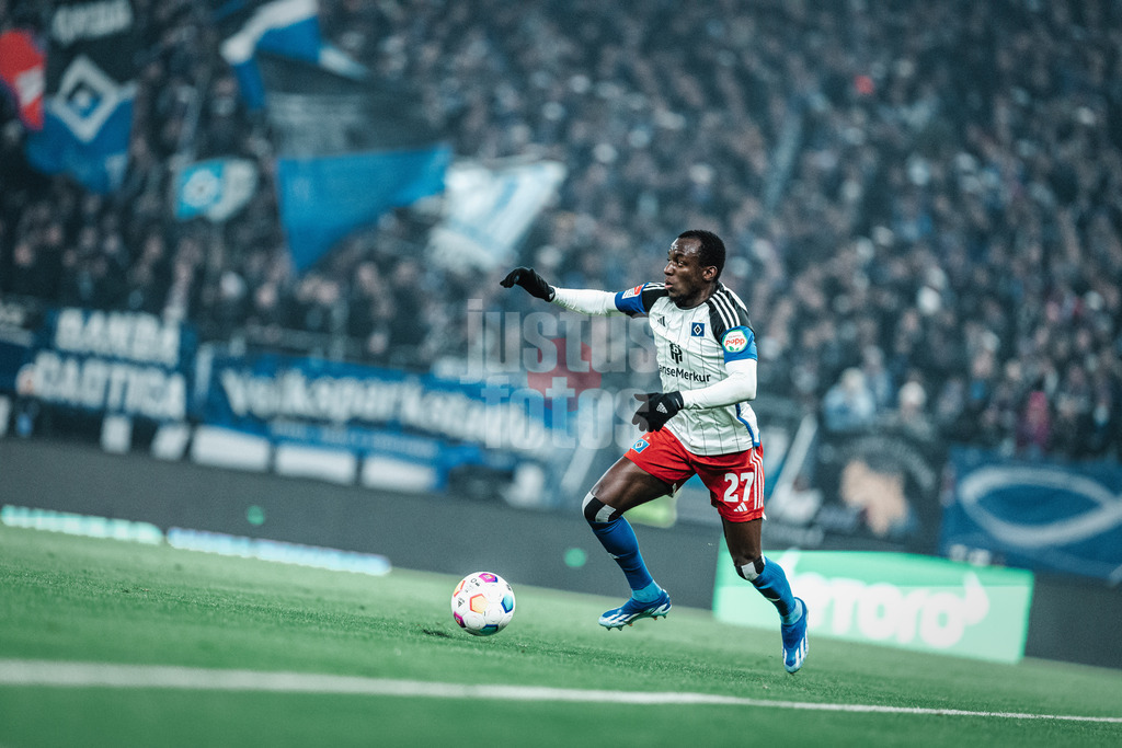 Fußball | Männer | Saison 2023/2024 | 2. Fußball-Bundesliga | 21. Spieltag | Hamburger SV vs. Hannover 96 | 09.02.2024 | Jean-Luc Dompe (#27, HSV) am Ball