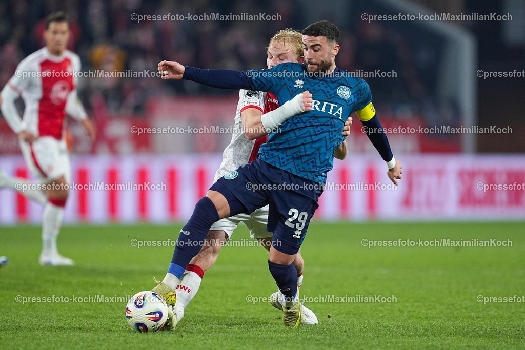 xYDRx01022601032 | 01.02.2026, xydrx, Fußball, 3.Liga, Rot-Weiss Essen - SV Wehen Wiesbaden, Saison 2025 2026, Stadion an der Hafenstraße: Ben Huening (Rot-Weiss Essen #15) im Zweikampf gegen Fatih Kaya (SV Wehen Wiesbaden #29)   DFB regulations prohibit any use of photographs as image sequences and or quasi-video. Photo: xYannisxDreimannxPressefotoKochx