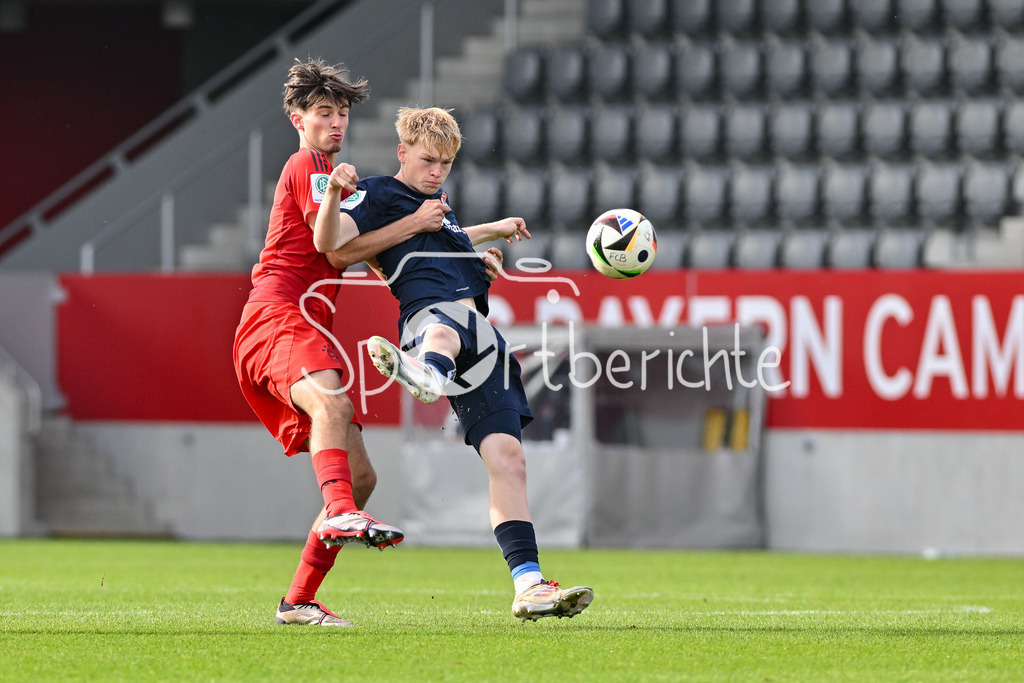 FC Bayern München U19 - SpVgg Unterhaching U19 | Im Duell Roko MIJATOVIC (FC Bayern München U19 #4) und Lorenz LEGER (SpVgg Unterhaching U19 #18) / Zweikampf