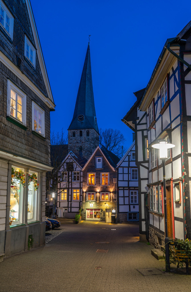 JT-220419 | Die Altstadt von Hattingen, Johannisstraße, St. Georgs Kirche, schiefer Kirchturm, Fachwerkhäuser,  NRW, Deutschland,  - Realisiert mit Pictrs.com
