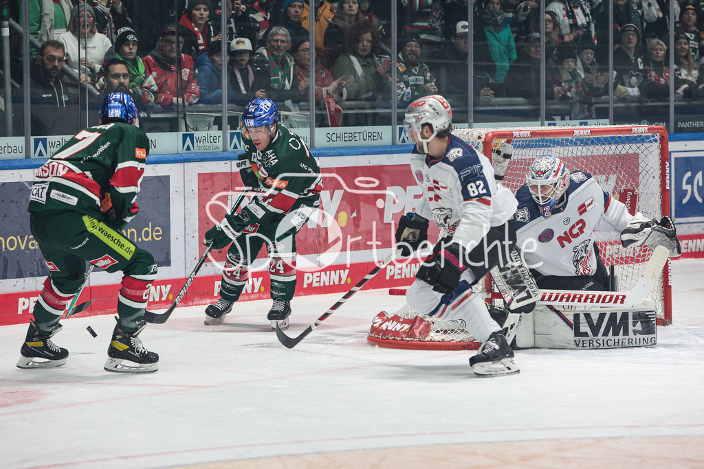 Augsburger Panther - Nuernberg ICE Tigers | v. l. Adam JOHNSON (AEV #27), Thomas Jordan TREVELYAN (AEV #24), Hyden SHAW (NIT #82) und Leon HUNGERECKER (NIT #72)