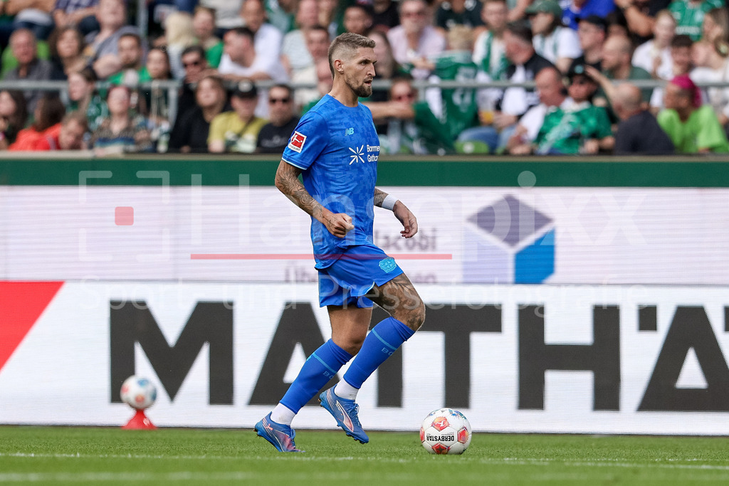 Fussball, Bundesliga, SV Werder Bremen - Bayer 04 Leverkusen | Robert Andrich (Bayer 04 Leverkusen, 8) am Ball, Freisteller, Einzelbild, Ganzkörper, Aktion, Action, Spielszene, DIE DFL-RICHTLINIEN UNTERSAGEN JEGLICHE NUTZUNG VON FOTOS ALS SEQUENZBILDER UND/ODER VIDEOÄHNLICHE FOTOSTRECKEN. DFL REGULATIONS PROHIBIT ANY USE OF PHOTOGRAPHS AS IMAGE SEQUENCES AND/OR QUASI-VIDEO.