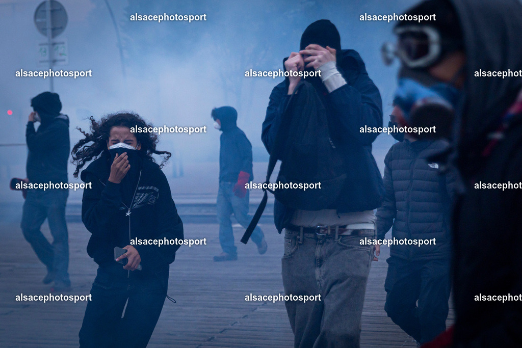 9L6A5441_1 | centaines d’étudiants ont organisé une manifestation spontanée, souvent qualifiée de « manifestation sauvage », qui a traversé différents quartiers de Strasbourg. La manifestation a été marquée par des affrontements entre les manifestants et la police alors que les étudiants défilaient dans la ville dans le cadre d’une journée de mobilisation nationale concernant les conditions d’éducation et le budget de l’Éducation nationale pour 2027. - Realisiert mit Pictrs.com