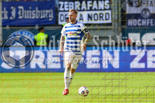 MSV Duisburg vs VfB Stuttgart II - 3. Liga | Duisburg, Deutschland, 02.08.25:   Alexander Hahn (MSV Duisburg) in Aktion am Ball, Einzelaktion waehrend des Spiels der 3. Liga MSV Duisburg vs VfB Stuttgart II in der schauinsland-reisen-arena(Foto von Brauer-Fotoagentur / Adrian Schlueter)