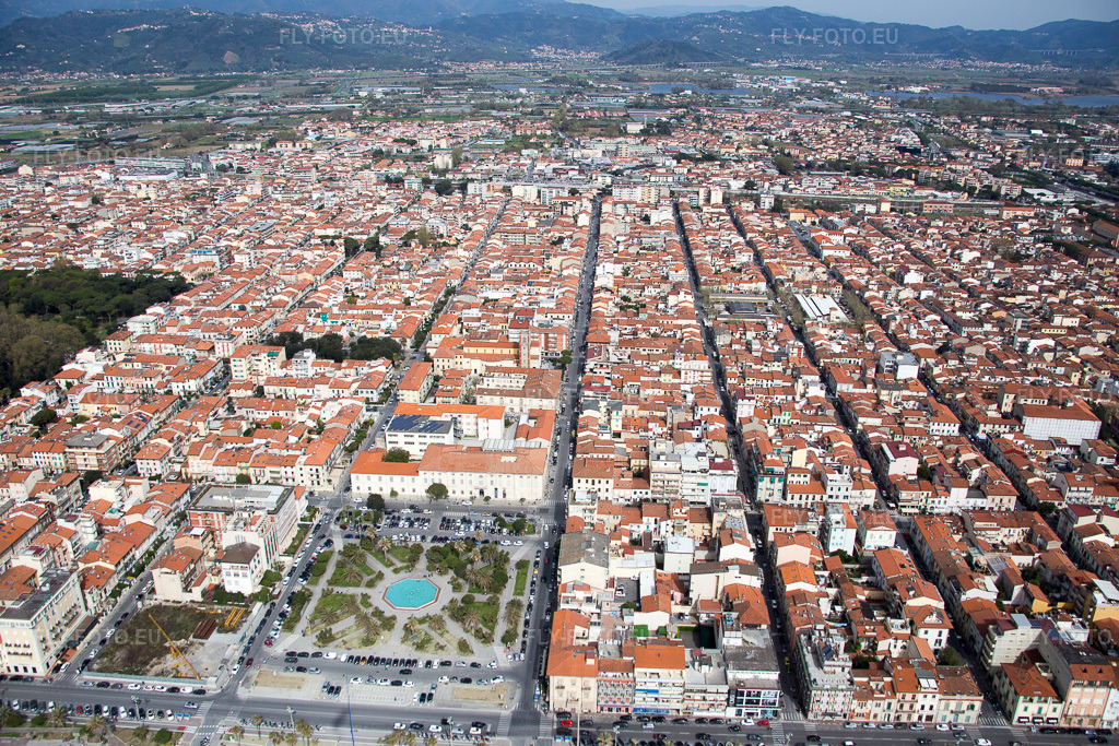 Vue aérienne: Vue de la ville à Viareggio dans le département Lucca, Italie. Photo: IMG_086903.jpg prise le 03/04/2016 par Werner Riehm/FLY-FOTO.eu – Résolution de l'original: 5472 x 3648 px