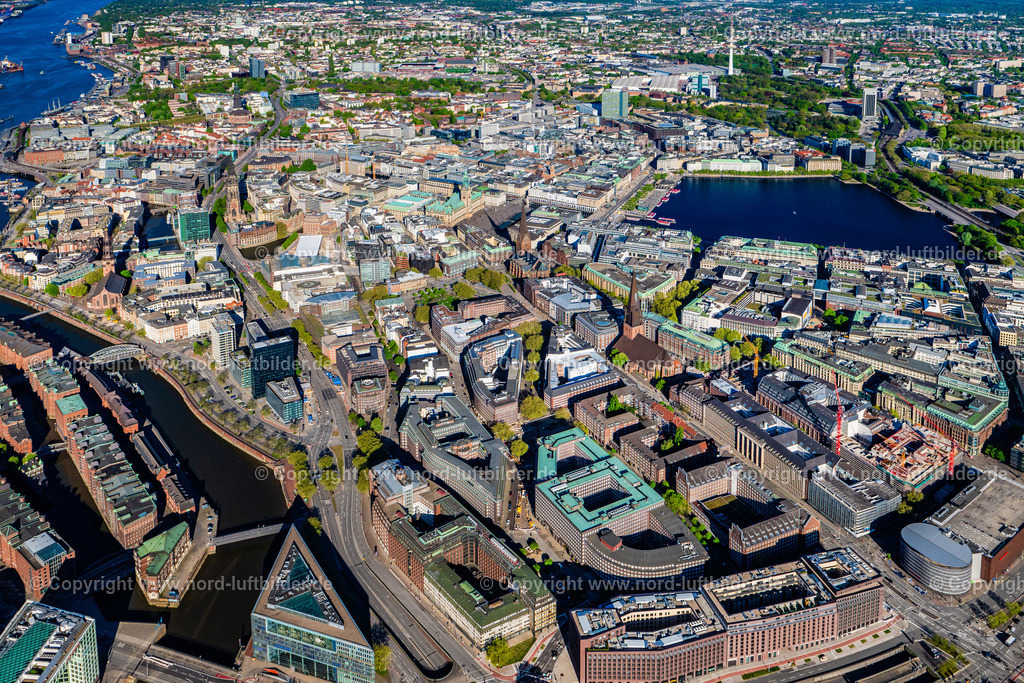 Hamburg_Mitte_Kontorhausviertel_ELS_0854270425 | HAMBURG 27.04.2025 Stadtansicht des Innenstadtbereiches im Ortsteil Altstadt im Ortsteil Altstadt in Hamburg, Deutschland. // Night lights and illumination City view of the downtown area in the district Altstadt in the district Altstadt in Hamburg, Germany. Foto: Martin Elsen