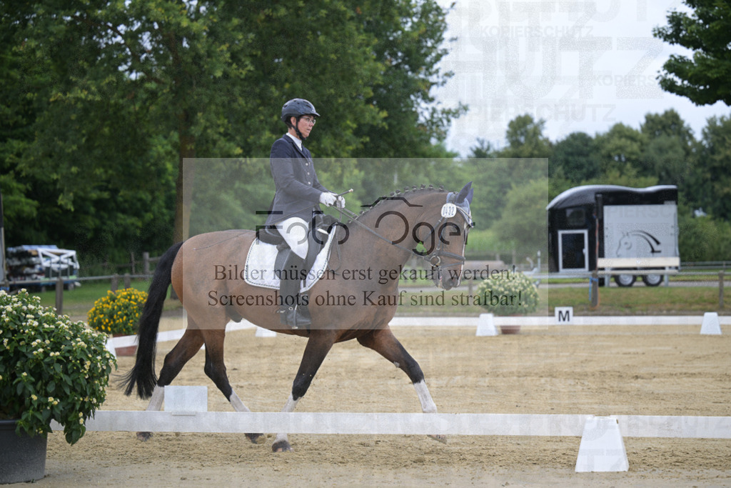 DOS_7461 | Entdecke hochwertige Reitturnierfotos von Foto Oger. Professionell, emotional und authentisch – jetzt Lieblingsmomente im Shop bestellen.Deutschlandweite Turnierfotografie. - Realisiert mit Pictrs.com