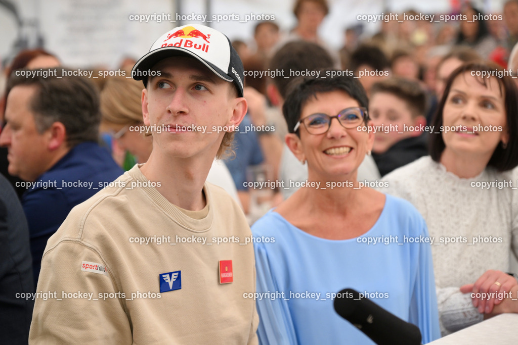 Empfang Daniel Tschofenig | Einzug Daniel Tschofenig, Mama Monika Tschofenig Empfang Daniel Tschofenig, Empfang Daniel Tschofenig am 10.05.2025 in Hohenthurn (Mehrzweckhaus Hohenthuurn), Austria, (Photo by Bernd Stefan)