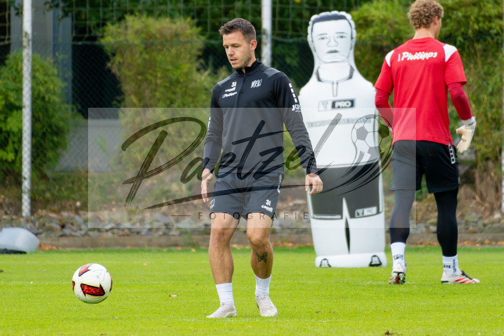 20260909_TRAOSN_0779 | Fußball, Herren: Patrick Kammerbauer (VfL Osnabrück) in Aktion, am Ball, Einzelaktion beim Training des VfL Osnabrück am 09.09.2026 im Sportpark Illoshöhe in Osnabrück, Deutschland.(Foto von Nico Paetzel) - Realisiert mit Pictrs.com