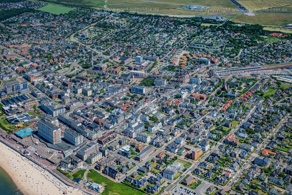 Sylt_Westerland_Friedrichstrasse_ELS_5018210625 | WESTERLAND 21.06.2025 Innenstadt mit der Friedrichstraße in Westerland auf der Sylt mit Ortsbereich in Westerland im Bundesland Schleswig-Holstein, Deutschland. // City center with Friedrichstrasse in Westerland on the island of Sylt with local area in Westerland in the federal state of Schleswig-Holstein, Germany. Foto: Martin Elsen