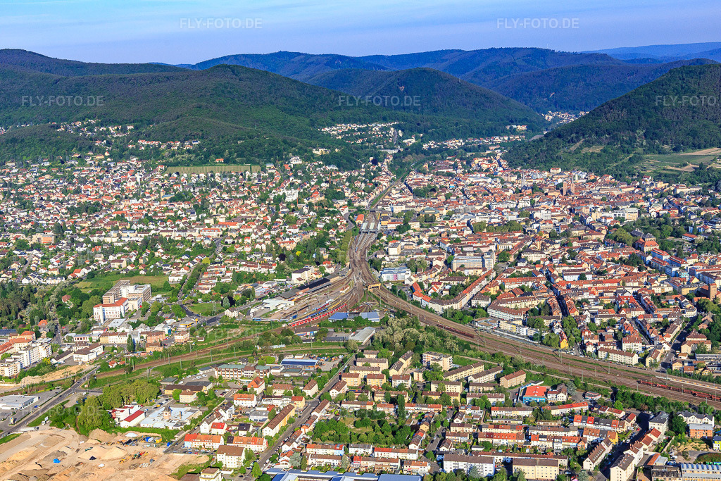 Luftbild: Stadtansicht von Osten mit Gleisdreieck in Neustadt an der Weinstraße im Bundesland Rheinland-Pfalz in Deutschland. Foto: IMG_114181.jpg vom 26.05.2019 durch Werner Riehm/FLY-FOTO.de