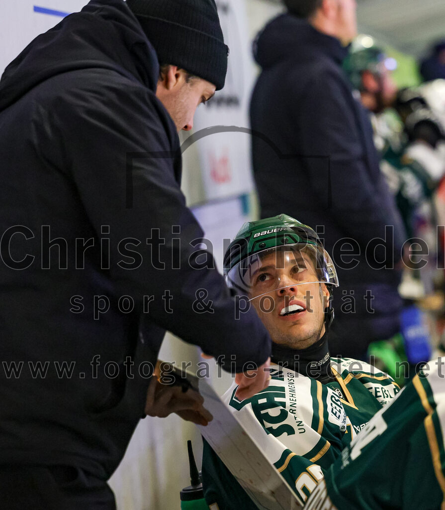 2026-01-23_054_TSV_Erding_gegen_SC_Riessersee | Erding, Deutschland, 23.01.2026:Eishockey, Oberliga Süd 2025 / 2026, 40. Spieltag, TSV Erding gegen SC Riessersee, Endergebnis: 6:5 n.V.Co-Trainer Thomas Brandl (Erding Gladiators), Mark Waldhausen (Erding Gladiators, #27)Foto: Christian Riedel / fotografie-riedel.net