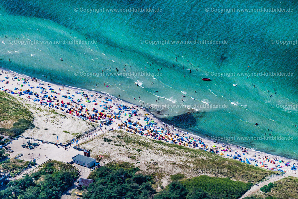 Wustrow_ELS_5529100822 | OSTSEEBAD WUSTROW 10.08.2022 Strandkorb- Reihen am Sand- Strand im Küstenbereich der Ostsee in Ostseebad Wustrow im Bundesland Mecklenburg-Vorpommern, Deutschland. Weiterführende Informationen bei: Kurverwaltung Ostseebad Wustrow. // Beach chair on the sandy beach ranks in the coastal area of Baltic Sea in Ostseebad Wustrow in the state Mecklenburg - Western Pomerania, Germany. Further information at: Kurverwaltung Ostseebad Wustrow. Foto: Martin Elsen