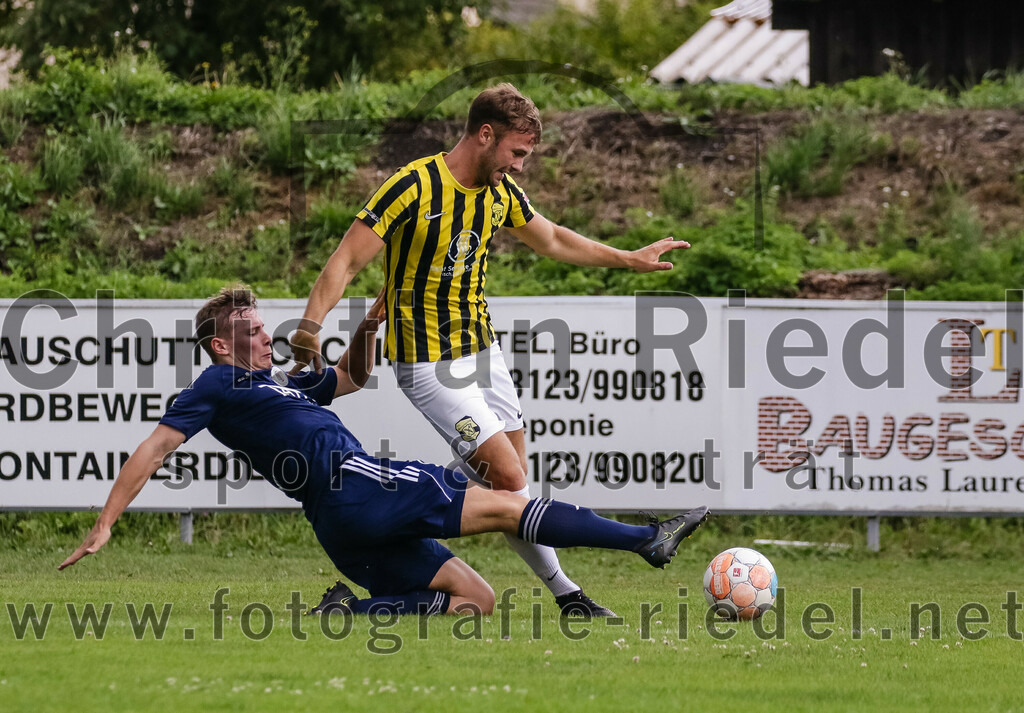 2023-07-29_024_FC_Moosinning_gegen_TuS_Raubling | Moosinning, Deutschland, 29.07.2023:
Fußball, Bezirksliga Oberbayern Ost 2023 / 2024, 1. Spieltag, FC Moosinning gegen TuS Raubling, Endergebnis: 0:7

Karl Schnurr (TuS Raubling, #9), Thomas Auerweck (FC Moosinning, #19)

Foto: Christian Riedel / fotografie-riedel.net