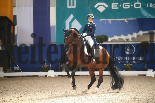 Pforzheim_2022_Dressurprüfung_Nr.06_Kl.S_Dr.Katja Galmbacher_DSP Hoss Boss (4) | Alle Fotos der Reiterjournal Fotografin Doris Matthaes im Reiterjournal Online-Fotoshop. - Realisiert mit Pictrs.com