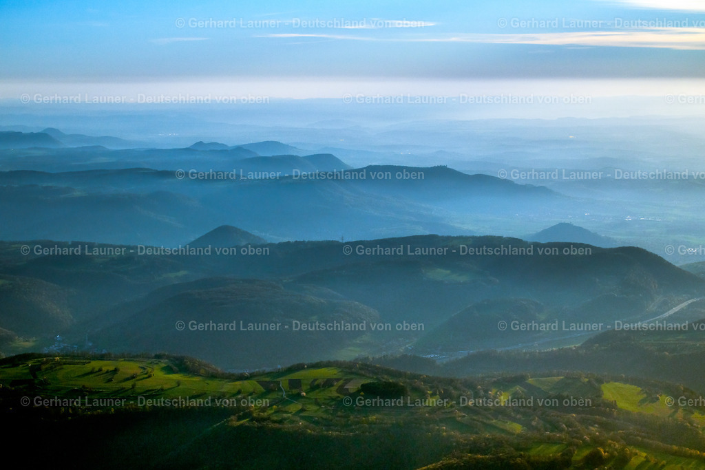 4024748 | Hohenstadt, Schwäbische Alb 15.04.2020 Siedlungsgebiet und Infrastruktur in Abenddämmerung Hohenstadt im Bundesland Baden-Württemberg, Deutschland. // The district in Abenddaemmerung in the district Heide in Oberkochen in the state Baden-Wuerttemberg, Germany. Foto: Gerhard Launer
