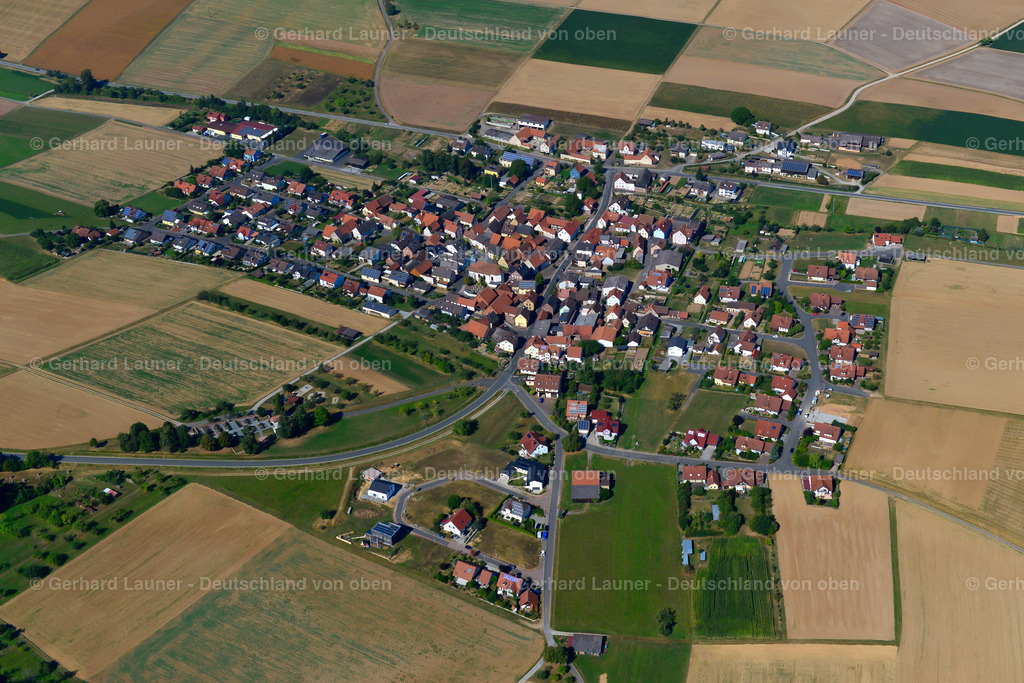 3650611 | HOLZKIRCHHAUSEN 13.09.2016 Stadtansicht vom Stadtrand angrenzend an landwirtschaftliche Feldern  in Holzkirchhausen im Bundesland Bayern, Deutschland // City view from the outskirts with adjacent agricultural fields  in Holzkirchhausen in the state Bavaria, Germany Foto: Gerhard Launer