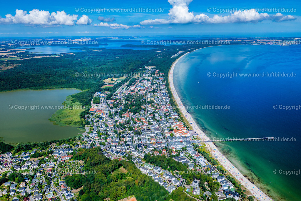 Binz_Rügen_ELS_7973100822 | BINZ 10.08.2022 Ortsansicht an der Meeres-Küste der Ostsee in Binz Insel Rügen im Bundesland Mecklenburg-Vorpommern, Deutschland. Weiterführende Informationen bei: Gemeinde Ostseebad Binz. // Townscape on the seacoast of of Baltic Sea in Binz island Ruegen in the state Mecklenburg - Western Pomerania, Germany. Further information at: Gemeinde Ostseebad Binz. Foto: Martin Elsen