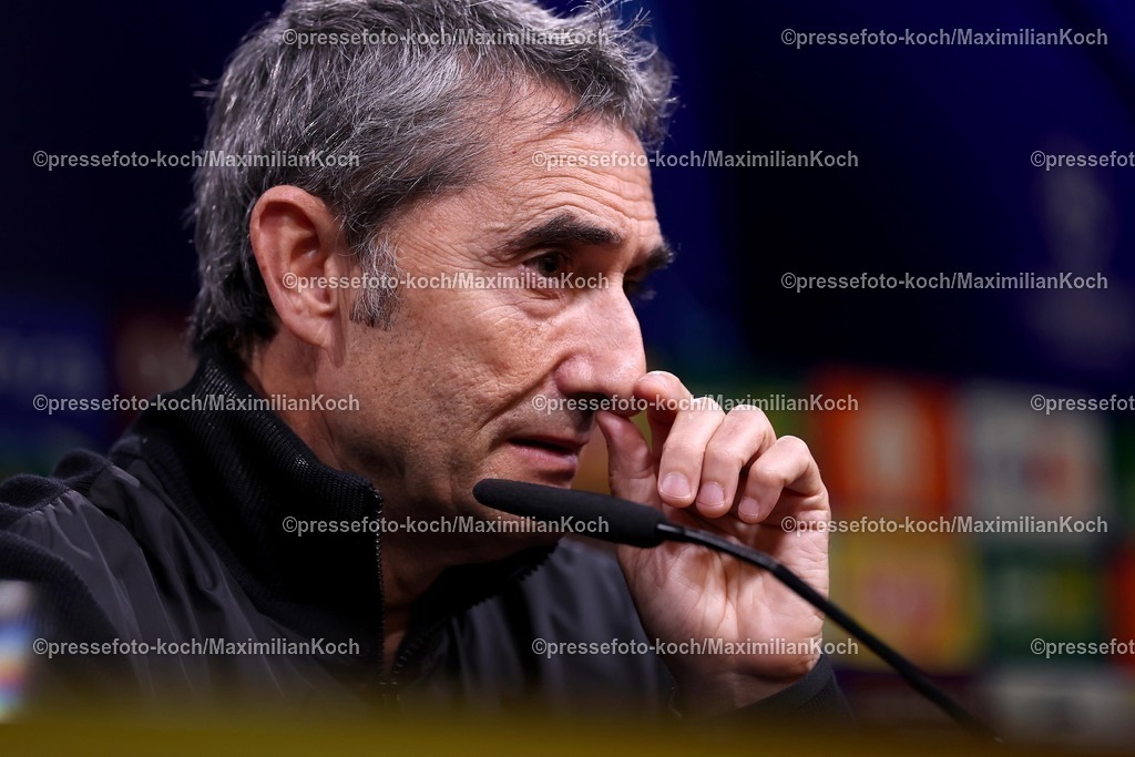 UCL01102501152 | 01.10.2025, Fußball, UEFA Champions League, Borussia Dortmund - Athletic Club Bilbao, BVB Stadion, 2. Spieltag, Saison 2025 2026: Die Trainer bei der Pressekonferenz nach dem Spiel .  Sichtlich enttäuscht nach der Niederlage Cheftrainer Ernesto Valverde (Bilbao #hc) Regulations prohibit any use of photographs as image sequences and or quasi-video.