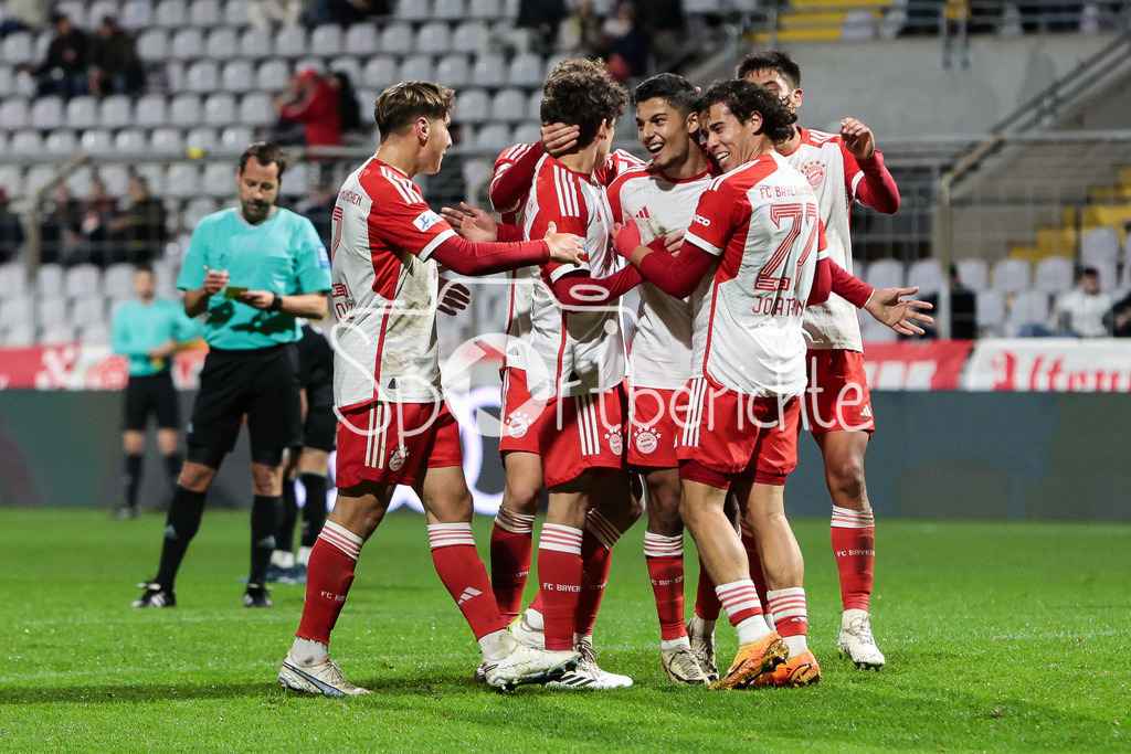 FC Bayern Amateure - SV Wacker Burghausen | Jubel der Amateure nach dem Treffer zum 2-0 druch Davide Dell'ERBA (FCB #19) / Tor / Torschuetze / Freude