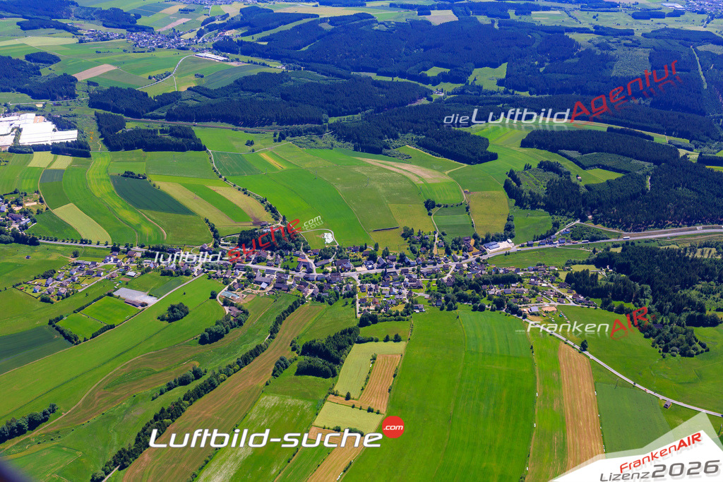 Die Luftaufnahme der Stadt Steinbach-am-wald wurde vom UL-Flugzeug heraus erstellt ( keine Drohne )- hohe Auflösung für beste Qualität
