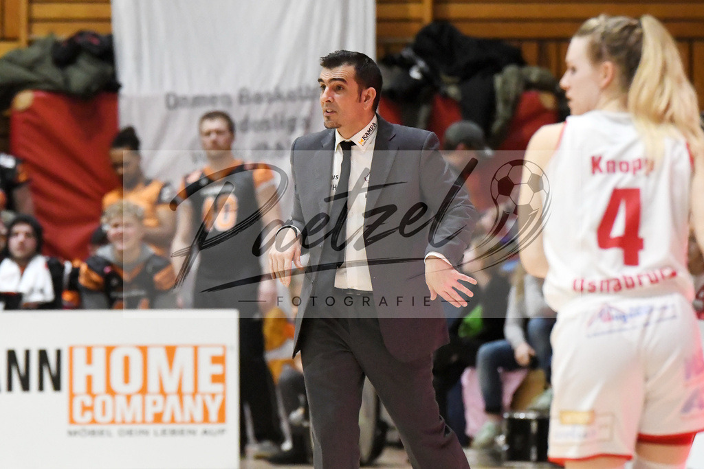 20200126_PANHAL_0097 | Basketball, Frauen: Trainer Jose Araujo (GISA LIONS SV Halle) schaut beim Spiel der Toyota DBBL zwischen GiroLive-Panthers Osnabrück vs. GISA LIONS SV Halle am 26.01.2020 im Panthers Dome in Osnabrück, Deutschland.(Foto von Nico Paetzel) - Realisiert mit Pictrs.com
