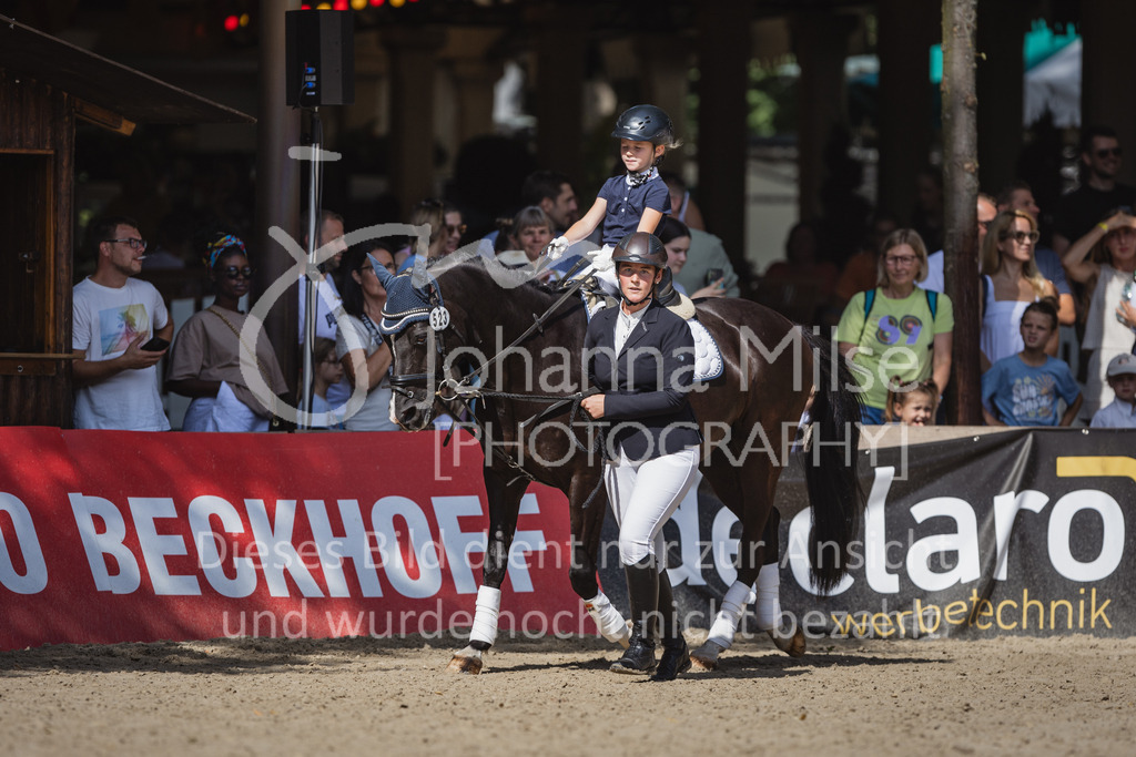 230910_OWLCh_Führzügel-137 | Deine schönsten Turniermomente als professionelle Fotos! Entdecke hochwertige Pferdesport-Fotografie im Online-Shop. Jetzt Fotos finden & bestellen!