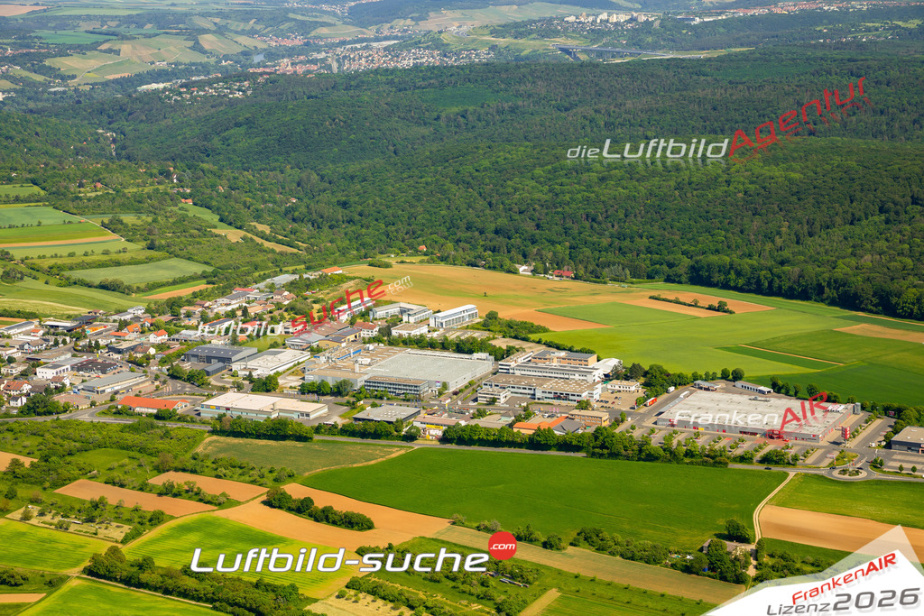 Das Luftbild zeigt Gewerbegebiet Höchberg - Die Luftaufnahme wurde 2023 vom UL-Flugzeug aus erstellt ( keine Drohne ) - Hochauflösende Luftaufnahme - Für grossformatige Ausdrucke geeignet. Die Geschenkidee !Mit Lizenz und Bildrechte bestellbar