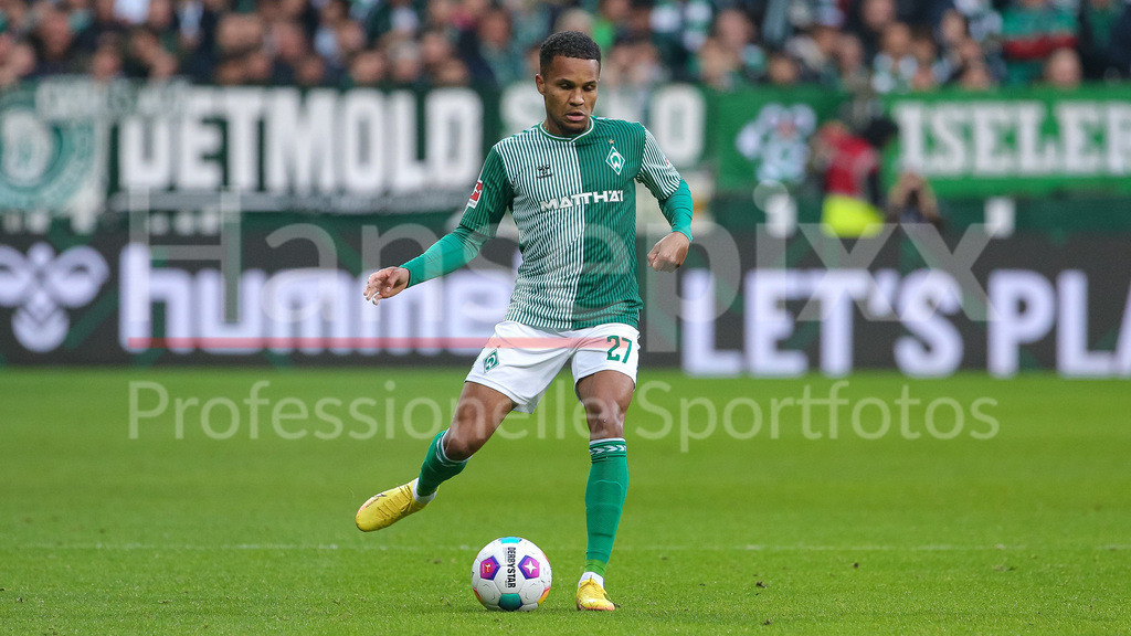 Fussball, Bundesliga, SV Werder Bremen - 1. FC Union Berlin | v.li.: Felix Agu (SV Werder Bremen, 27) am Ball, Freisteller, Einzelbild, Ganzkörper, Aktion, Action, Spielszene, DIE DFL-RICHTLINIEN UNTERSAGEN JEGLICHE NUTZUNG VON FOTOS ALS SEQUENZBILDER UND/ODER VIDEOÄHNLICHE FOTOSTRECKEN. DFL REGULATIONS PROHIBIT ANY USE OF PHOTOGRAPHS AS IMAGE SEQUENCES AND/OR QUASI-VIDEO.