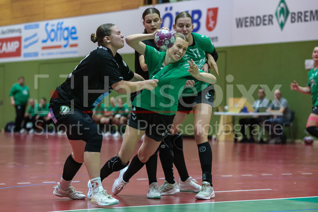Handball, 2. Bundesliga Frauen, SV Werder Bremen - Kurpfalz Bären | v.li.: Viviane Schranz (Kurpfalz Bären, 77) und Emma Ruwe (SV Werder Bremen, 27) im Zweikampf, Duell, Spielszene, Aktion, Action