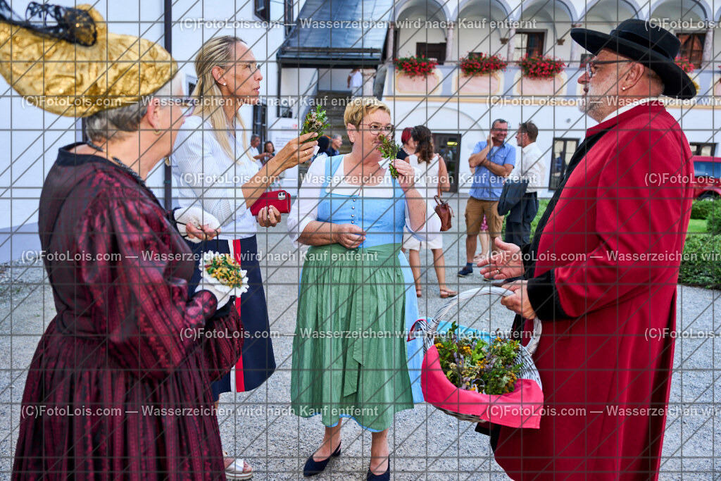 ALP8348_XXXX-Chopin-Festival_Goldhaubengruppe_Kraeuterstraeusschen | (C)FotoLois.com, Alois Spandl. XXXX. Chopin-Festival in der Kartause Gaming mit zahlreichen Ehrengästen und Eröffnujng durch LAbg. Anton Erber, Fr 16. August 2024.